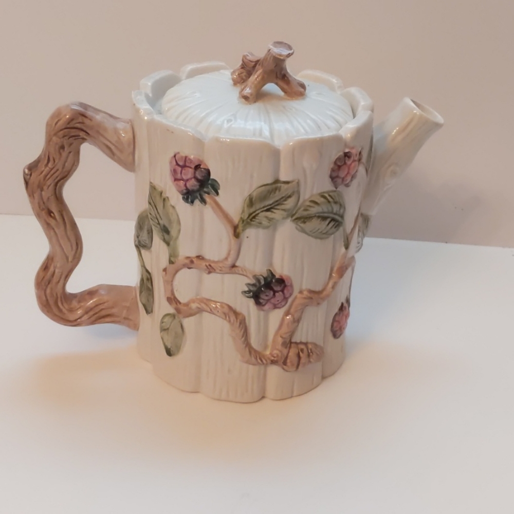 OCI ceramic tree with grapevines teapot